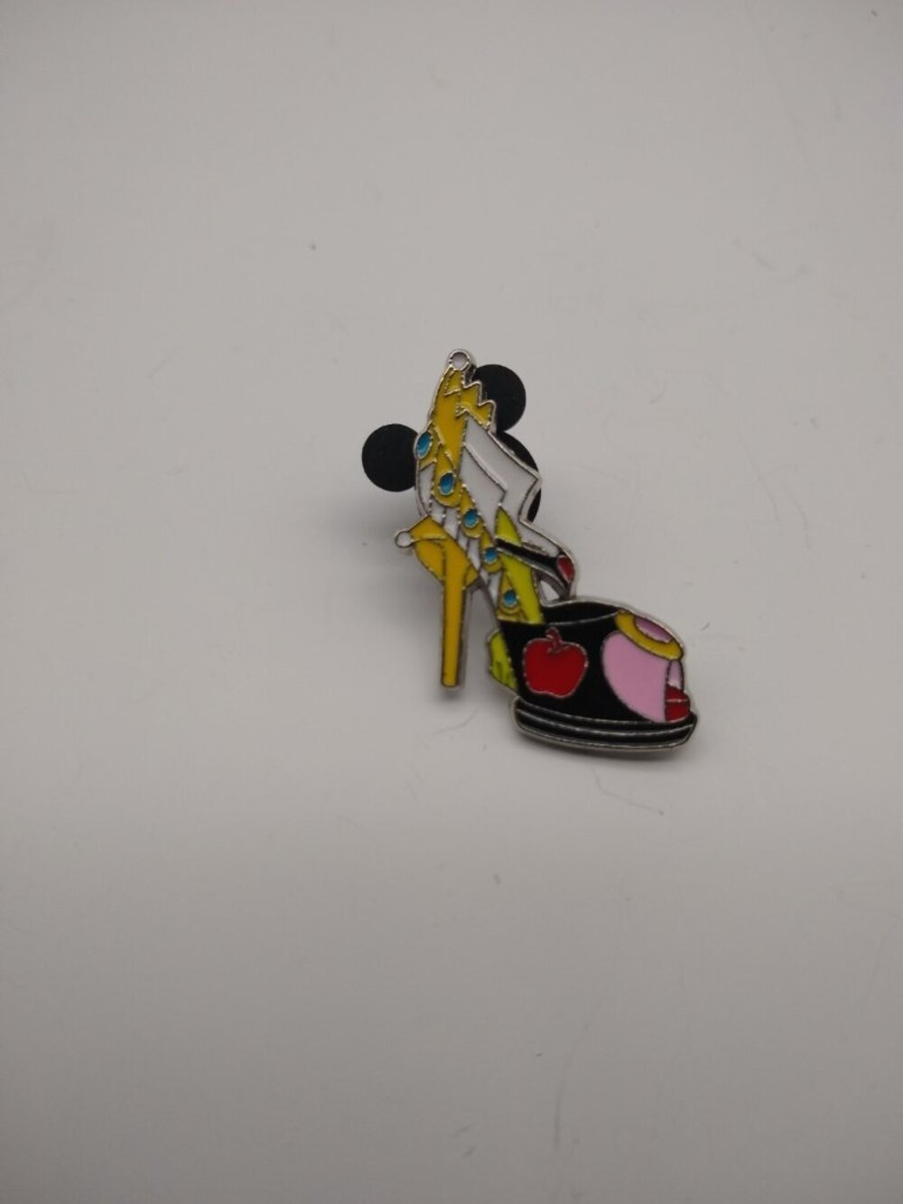 Disney pin enamel lanyard hat backpack Snow White Wicked Queen High Heel shoe